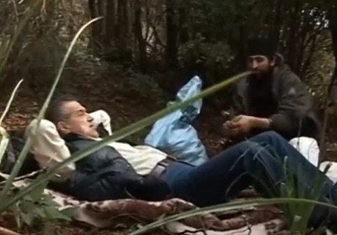 Gigi Becali i-a întins o bancnotă de 500 € unui călugăr de la Muntele Athos, apoi a tras-o și ”a râs satanic”! ”Șterge aia”