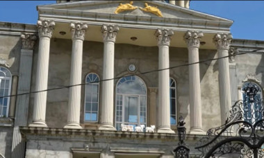 Video Palatul romilor, copie a Casei Albe, înnebunește Internetul. Doi vloggerii l-au prezentat lumii întregi