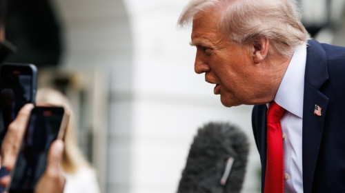Donald Trump ”a explodat”: ”Taci! Nu asculți niciodată! De-aia ești de mâna a doua”