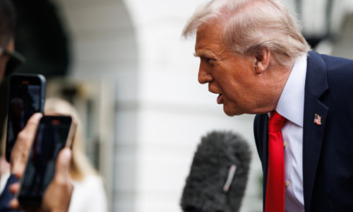 Donald Trump ”a explodat”: ”Taci! Nu asculți niciodată! De-aia ești de mâna a doua”