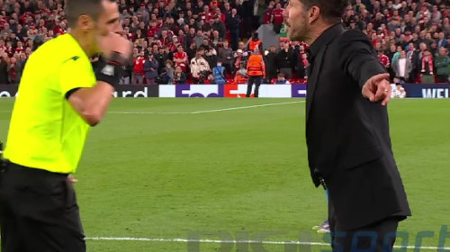 Diego Simeone s-a dus la arbitru să-i spună că a fost înjurat de suporterii lui Liverpool! Ce a urmat după