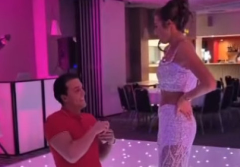 Nu s-au ferit de cuvinte, după ce au văzut că fiica lor s-a logodit la 16 ani