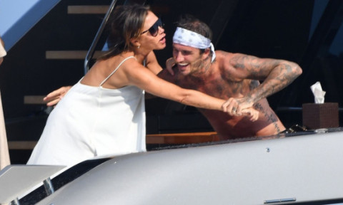 După aproape 30 de ani, Victoria a deschis subiectul "David Beckham în pat": "Da, chiar și el face asta!"