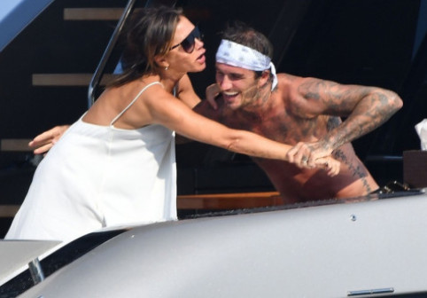 După aproape 30 de ani, Victoria a deschis subiectul "David Beckham în pat": "Da, chiar și el face asta!"