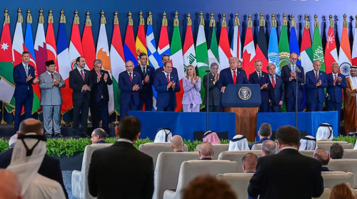 Cel mai "ciudat" invitat la acordul de încetare a focului în Fâşia Gaza. E nedespărțit de Donald Trump