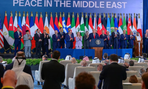 Cel mai "ciudat" invitat la acordul de încetare a focului în Fâşia Gaza. E nedespărțit de Donald Trump