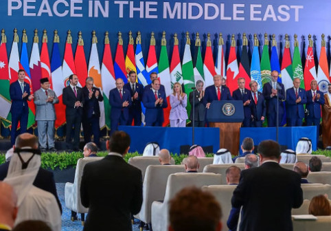 Cel mai "ciudat" invitat la acordul de încetare a focului în Fâşia Gaza. E nedespărțit de Donald Trump