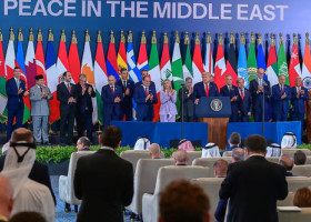 Cel mai "ciudat" invitat la acordul de încetare a focului în Fâşia Gaza. E nedespărțit de Donald Trump