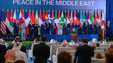 Cel mai "ciudat" invitat la acordul de încetare a focului în Fâşia Gaza. E nedespărțit de Donald Trump