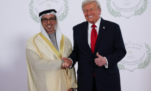 Donald Trump a arătat spre Șeicul Mansour și a rostit ȘASE cuvinte. Momentul a devenit VIRAL
