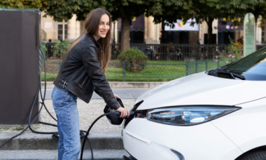 Vrei mașină electrică? O stație de încărcare acasă costă minimum 1.000 €. Faci plinul cu 70 lei
