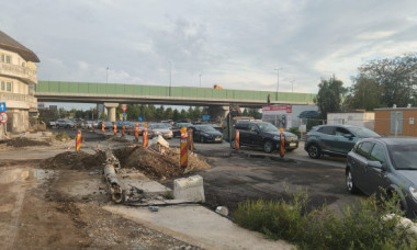 Dai 150.000€ pe o casă în suburbii să faci două ore până în Capitală. Se asfaltează un km în 2 ani