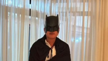 Câte intervenții estetice are și cum arată acum milionarul român care are 9 copii cu 4 femei