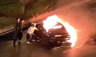 Un șofer a murit carbonizat în propria mașină: designul „modern" al ușilor a împiedicat salvarea