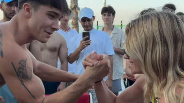 Un bărbat și o femeie s-au așezat la masa de skandenberg și totul a fost filmat: "N-a avut nicio șansă!"