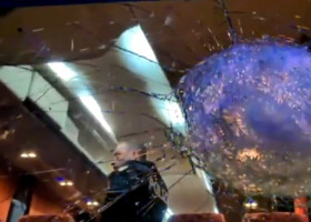 Un șofer de autocar a murit, după ce autovehiculul pe care-l conducea a fost atacat cu pietre. Reacția premierului