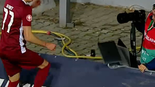 A distrus laptop-ul unui jurnalist în timpul meciului Petrolul - CFR Cluj: ”E bun de plată” / ”Nu se face așa ceva”