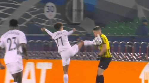 Ce lovitură pentru echipa lui Vlad Dragomir în Champions League: cartonaș roșu în minutul 4