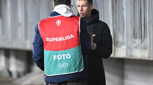 Sfait a așteptat finalul meciului și s-a dus "glonț" la fotoreporterul căruia i-a spart laptopul! Dialogul celor doi