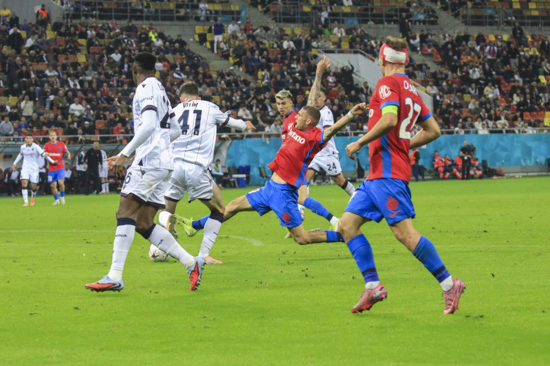 9 Daniel Birligea acrobatic action fall asking for a penalty kick