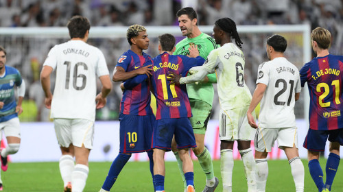 S-a terminat cu scandal! Poliția a intrat pe teren, după Real Madrid - Barcelona