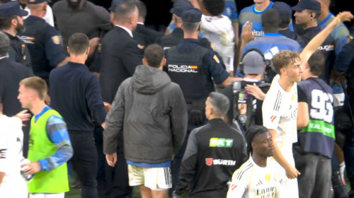 S-a terminat cu scandal! Poliția a intrat pe teren, după Real Madrid - Barcelona