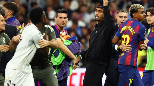 Scandal în toată regula la Real Madrid - Barcelona! Două cartonașe roșii și șase galbene