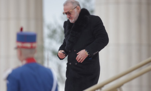 Gigi Becali s-a dus direct la George Simion, apoi a mers ”glonț” la Nicușor Dan, la sfințirea Catedralei: ”A rămas blocat”