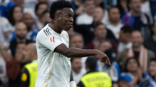 Nici n-a stat pe gânduri: Vinicius s-a dus direct la Xabi Alonso în vestiar și i-a spus câteva cuvinte! Decizia antrenorului