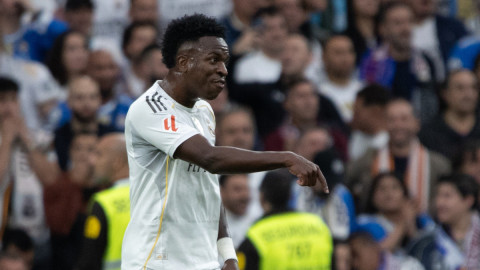 Nici n-a stat pe gânduri: Vinicius s-a dus direct la Xabi Alonso în vestiar și i-a spus câteva cuvinte! Decizia antrenorului
