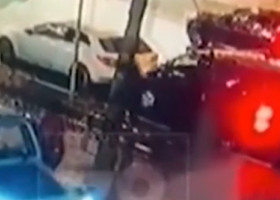 PATRU bărbați s-au năpustit asupra lui Andrei, în plină stradă! Imaginile au fost făcute publice. Surprinzător: ce a făcut victima