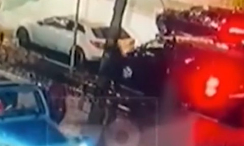 PATRU bărbați s-au năpustit asupra lui Andrei, în plină stradă! Imaginile au fost făcute publice. Surprinzător: ce a făcut victima