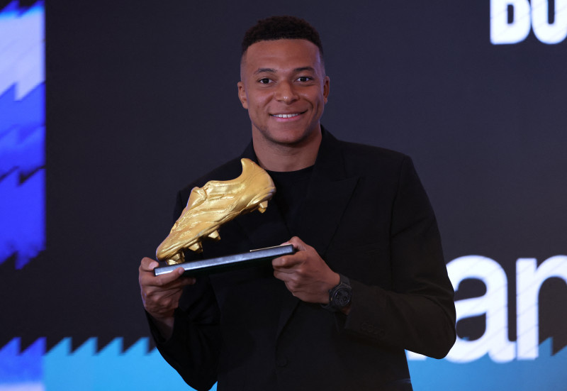 Kylian Mbappe receives the European Golden Boot
