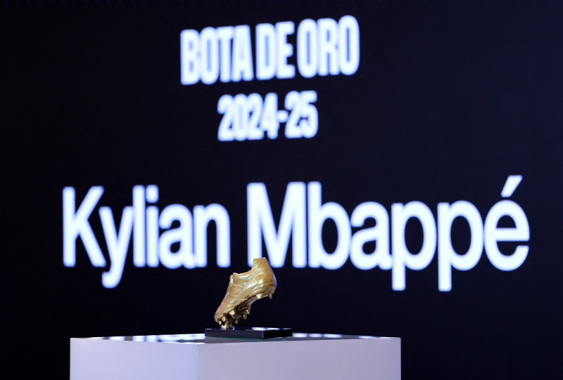 Kylian Mbappe receives the European Golden Boot