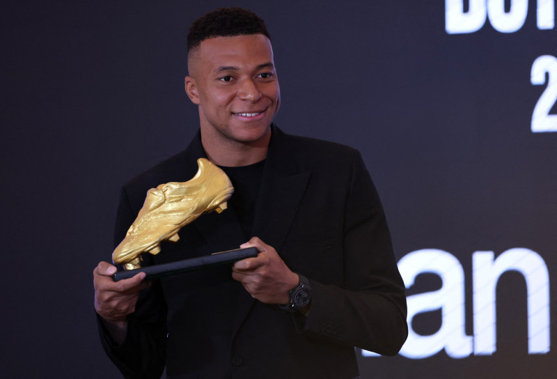 Kylian Mbappe receives the European Golden Boot