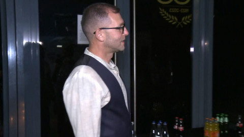 Celebrul milionar român care circulă cu metroul în București. Cum arată acum, la 47 de ani