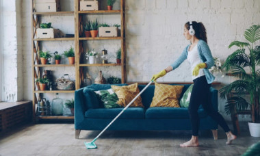 Câți bani câștigă o menajeră în România. ”Și eu, proasta, am făcut și facultate și două mastere"