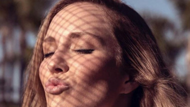 E celebră și are milioane €, dar nu-și găsește partener. Batjocorită după ce și-a făcut cont pe o aplicație de dating