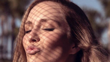 E celebră și are milioane €, dar nu-și găsește partener. Batjocorită după ce și-a făcut cont pe o aplicație de dating