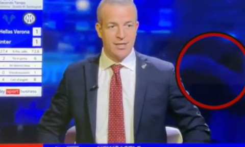 Dați afară imediat! Ce făceau doi jurnaliști în direct la TV, chiar în spatele prezentatorului