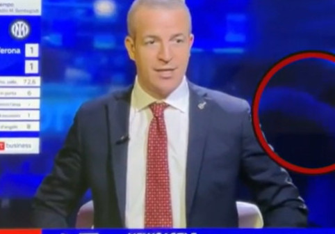 Dați afară imediat! Ce făceau doi jurnaliști în direct la TV, chiar în spatele prezentatorului