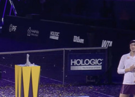 Nici n-a vrut să audă! Elena Rybakina a oferit imagini nemaivăzute, pe teren, după ce a câștigat Turneul Campioanelor