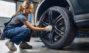 Ai încălțat mașina cu anvelope de iarnă? Cum e recomandat să le depozitezi pe cele de vară ca să nu se strice