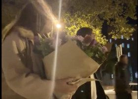 A primit un buchet imens de flori și trăia momentul, dar nu a văzut ce era în spatele ei! Ce a urmat, viral instant