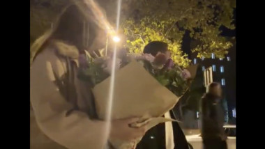 A primit un buchet imens de flori și trăia momentul, dar nu a văzut ce era în spatele ei! Ce a urmat, viral instant