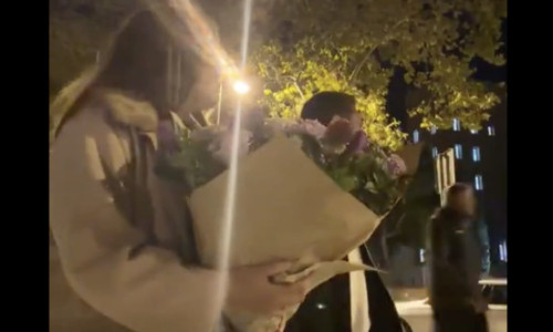 A primit un buchet imens de flori și trăia momentul, dar nu a văzut ce era în spatele ei! Ce a urmat, viral instant