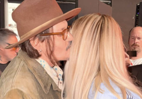Nici n-a stat pe gânduri, după ce a văzut ce a făcut Johnny Depp în văzul tuturor! Imaginile sunt virale: 600.000 de like-uri