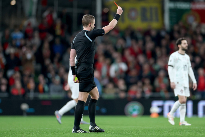 Glenn Nyberg awards Cristiano Ronaldo a red card 13/11/2025