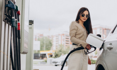 Oprirea rafinăriei Lukoil Petrotel va duce la scumpiri mari la benzină şi motorină. Ce sume putem estima?