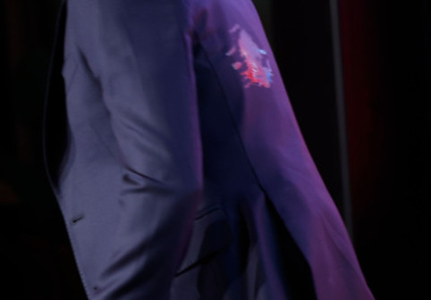 Imagini neverosimile: își lansa cartea, când a fost atacat cu ouă chiar de unchiul său! "Nerușinatule!"